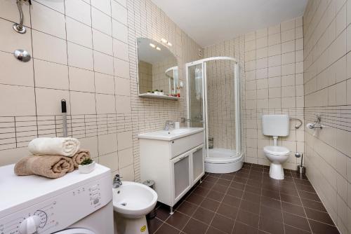 莫鲁纳特Apartment Jelena的白色的浴室设有卫生间和水槽。