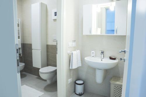 威尼斯Residenza Ca' Matta的白色的浴室设有卫生间和水槽。