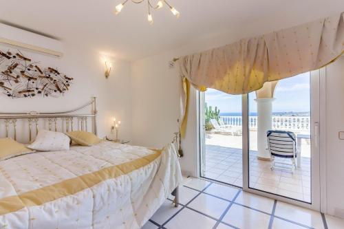 阿德耶Villa Sunny的一间卧室配有一张床,享有海景