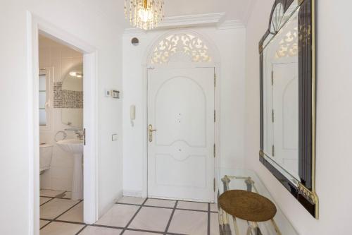 阿德耶Villa Sunny的浴室设有白色门和镜子