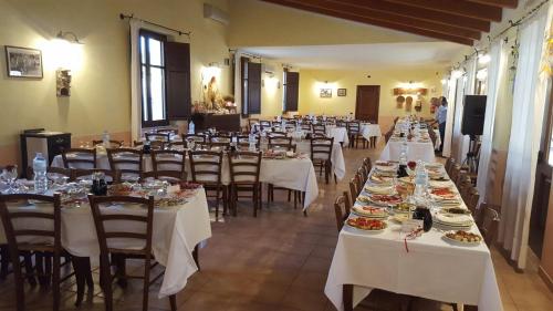 Turri马萨优酒店的一间设有桌椅和盘子的餐厅