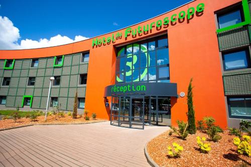 若奈克朗Hôtel du Futuroscope的一座橙色和绿色的办公楼