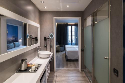 巴塞罗那加泰罗尼亚格兰维亚大道酒店的一间浴室