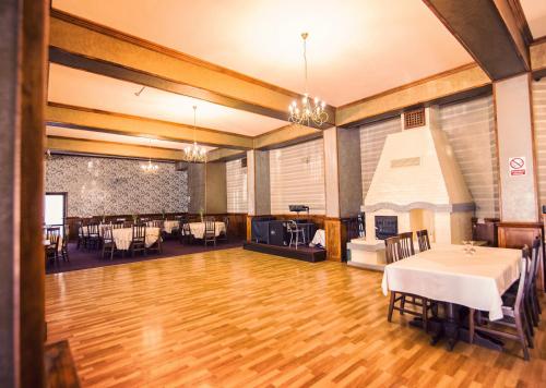 特尔古尼亚姆茨Hanul Ursilor的大房间设有桌子和壁炉