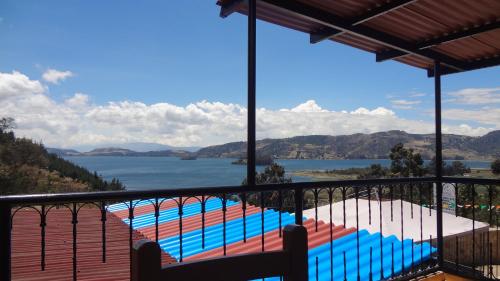 阿基塔尼亚Lago de Tota Las Heliconias的从带游泳池的房屋阳台欣赏风景
