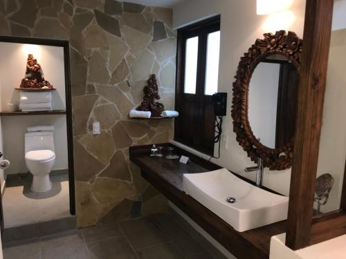 圣克里斯托瓦尔-德拉斯卡萨斯格兰德玛丽亚酒店的一间带水槽、镜子和卫生间的浴室