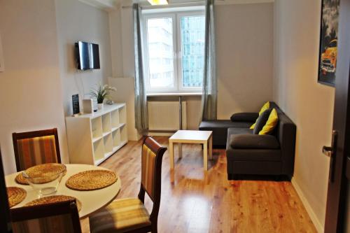 华沙Coser Apartamenty Centrum 1的客厅配有沙发和桌子