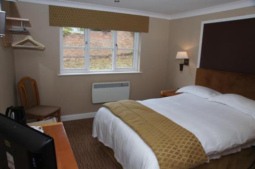 威登贝克威登nalubote的酒店客房设有床和窗户。