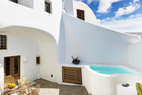 皮尔戈斯小建筑师之家酒店的白色的房屋,设有游泳池