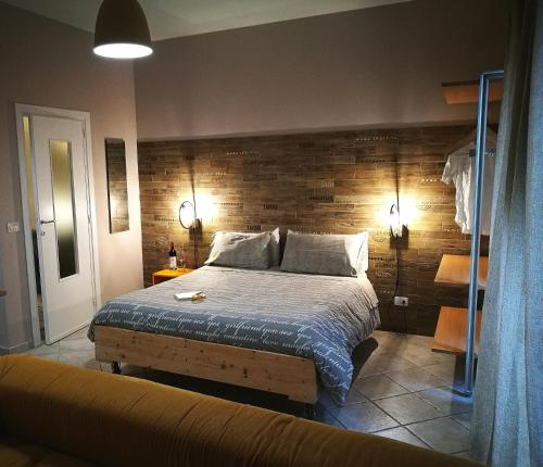 阿尔盖罗利莫尼公寓的一间卧室配有一张木墙床