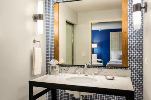 圣地亚哥天堂点度假加spa酒店的一间带水槽和镜子的浴室