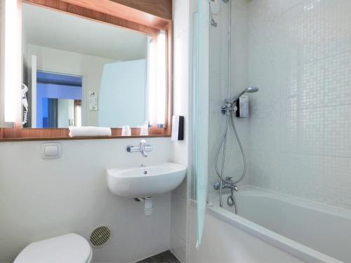 昂代昂达伊钟楼酒店的一间带水槽、卫生间和淋浴的浴室