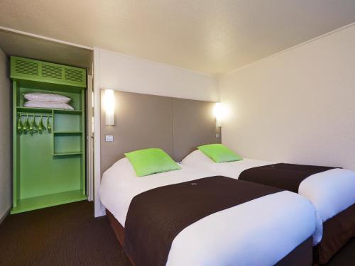 昂代昂达伊钟楼酒店的绿白色客房内的两张床