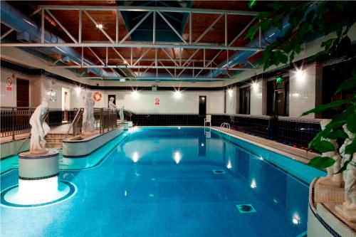 邓加文Gold Coast Resort Dungarvan的大型建筑中的大型游泳池