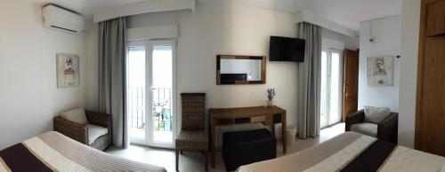 马贝拉恩里克塔旅馆的酒店客房,设有两张床和镜子