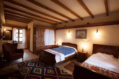 Davazlar霍兰威德勒乡村旅馆的一间卧室配有两张床和一把椅子。