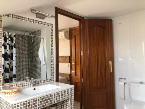 Los Molinos色彩酒店的一间带水槽和镜子的浴室
