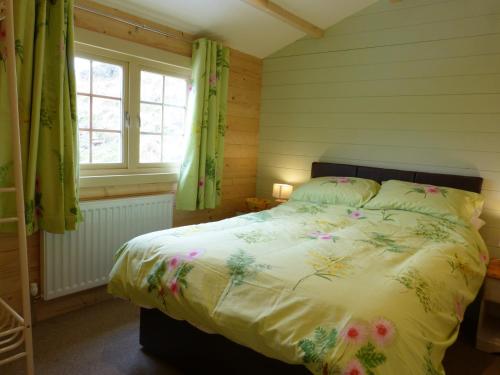 GoulsbyDollys Hideaway Cabin的一间卧室配有一张带鲜花的大床