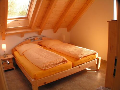 格洛韦Urlaubsreif-Rügen的一张床上有两个枕头的房间