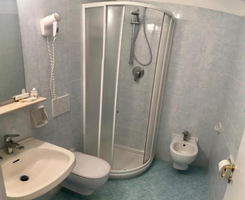 伊斯基亚拉贡德拉酒店的带淋浴、卫生间和盥洗盆的浴室