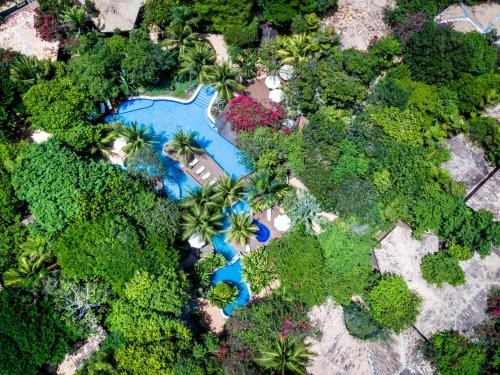 皮帕Sombra e Água Fresca Floresta的享有带游泳池的度假村的空中景致
