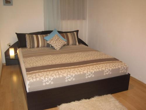 瓦尔纳Apartment Nadejda的卧室内的一张大床,卧室内有地毯