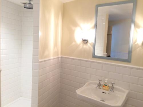 科尼斯顿Bank Ground Farm的白色的浴室设有水槽和镜子