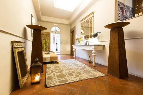 佛罗伦萨坎托德利斯卡利公寓酒店的客厅配有桌子和壁炉