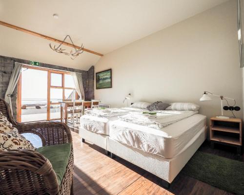 Varmahlíð车库公寓的一间卧室设有一张大床和一个窗户。