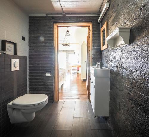 Varmahlíð车库公寓的一间带卫生间和水槽的浴室以及走廊