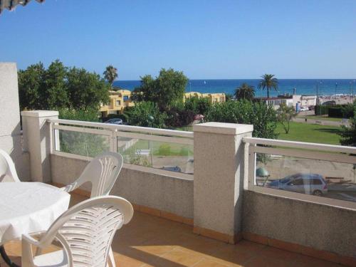 塔马里特Cala Azul 304-306 Tamarit的一个带桌椅的海景阳台