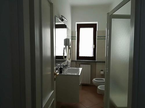 卡塞勒托瑞尼斯Le ginestre的一间带水槽和卫生间的浴室