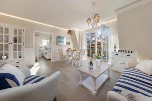 青斯特Villa Strandblick 4的客厅配有沙发和桌子