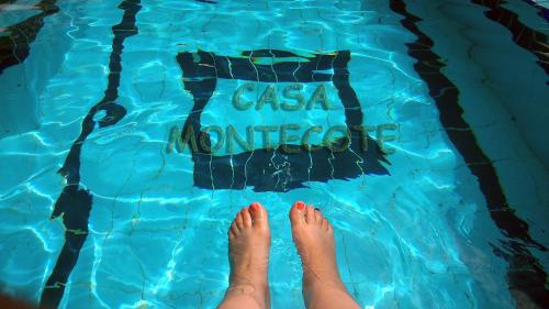 贝赫尔-德拉弗龙特拉Casa Montecote Eco Resort的站在游泳池里,脚踏在水里的人