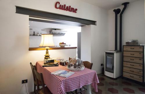 拉利奥阿尔博尼科别墅住宿加早餐旅馆的一张带红白桌布的餐桌