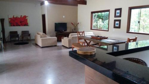 瓦尔任博尼塔Pousada Recanto do Sossego- Serra da Canastra的客厅配有沙发和桌子