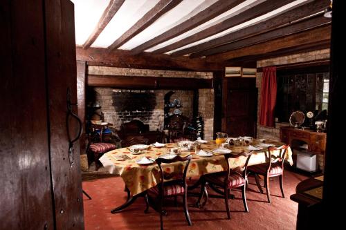 LighthorneChurch Hill Farm的一间带桌椅和壁炉的用餐室