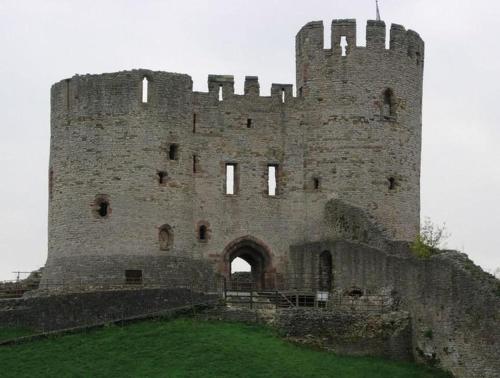 提普顿Castle Terrace (B3 R2)的一座大型的石头城堡,里面有一个开口