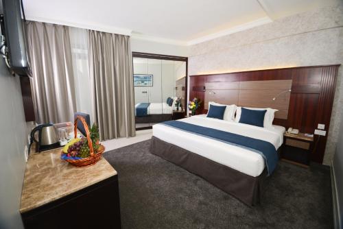 迪拜财富大饭店的一间位于酒店客房内的带大床的卧室