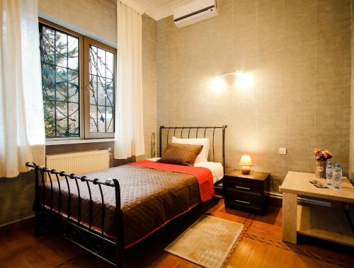 第比利斯Hotel Toma's House的一间小卧室,配有床和窗户