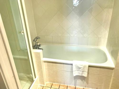 阿维农豪华酒店的一间浴室