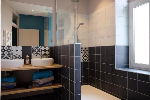 圣马洛Appartement Saint Malo-Rocabey的一间带两个盥洗盆和淋浴的浴室