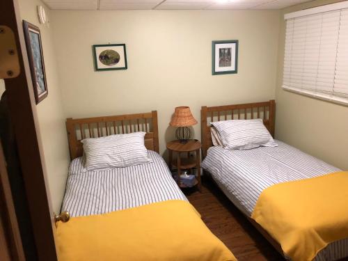 贾斯珀小熊旅馆的卧室内的两张床,配有台灯