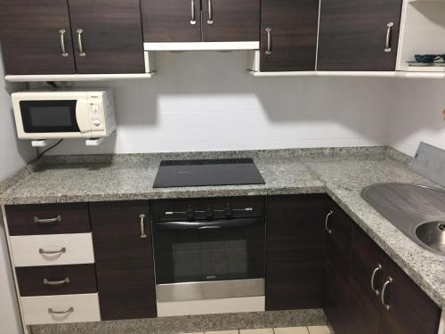 Apartamento Decada Los Alamos的厨房或小厨房