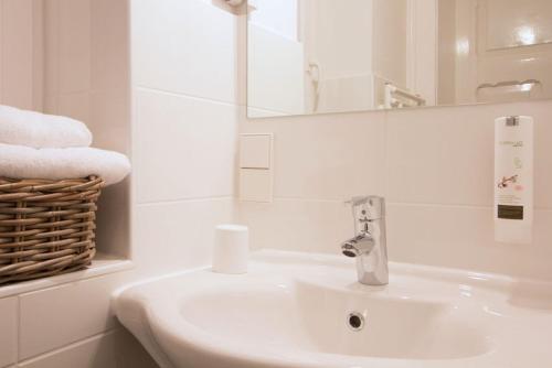 希尔德斯海姆1891希尔德斯海姆精品酒店的浴室配有盥洗盆、镜子和毛巾