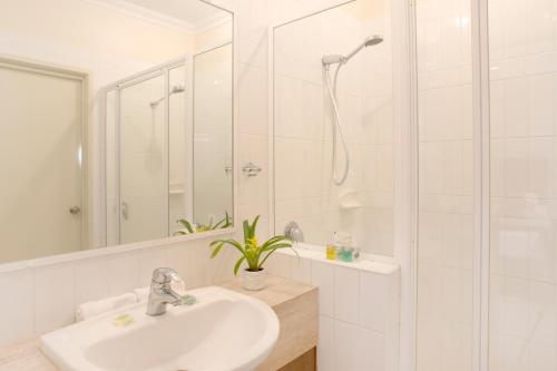 卡尔巴里格科卡尔巴里住宿加早餐旅馆的白色的浴室设有水槽和淋浴。
