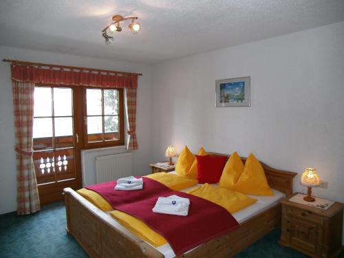 斯拉德明巴切尔霍夫公寓酒店的一间卧室配有黄色和红色枕头的床