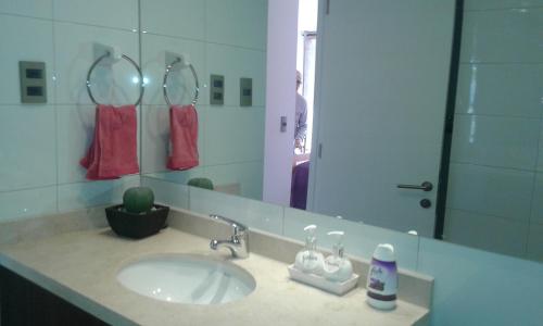 维纳德马Departamento Atlántico 4030的一间带水槽和大镜子的浴室