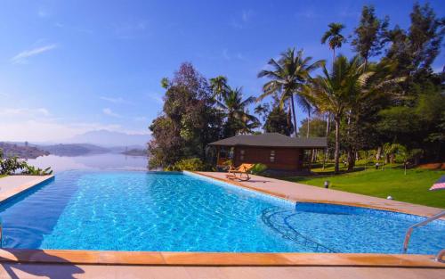 安巴拉瓦亚尔LakeRose Wayanad Resort的享有水景的游泳池
