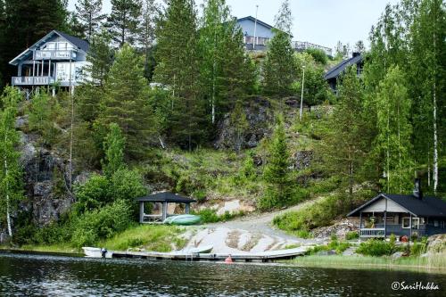 RautalampiRämäkkä Holidays的湖边的一群房子